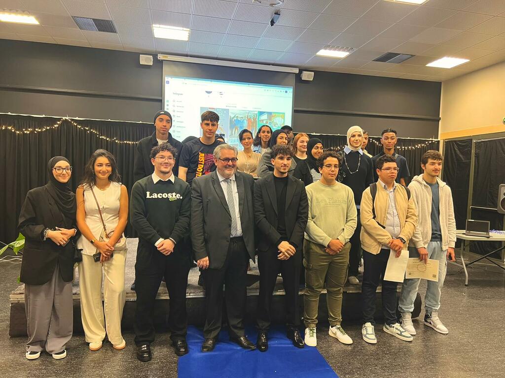 Parc de la Fraternité à Clermont-Ferrand, arbres, bancs et jeux en arrière plan